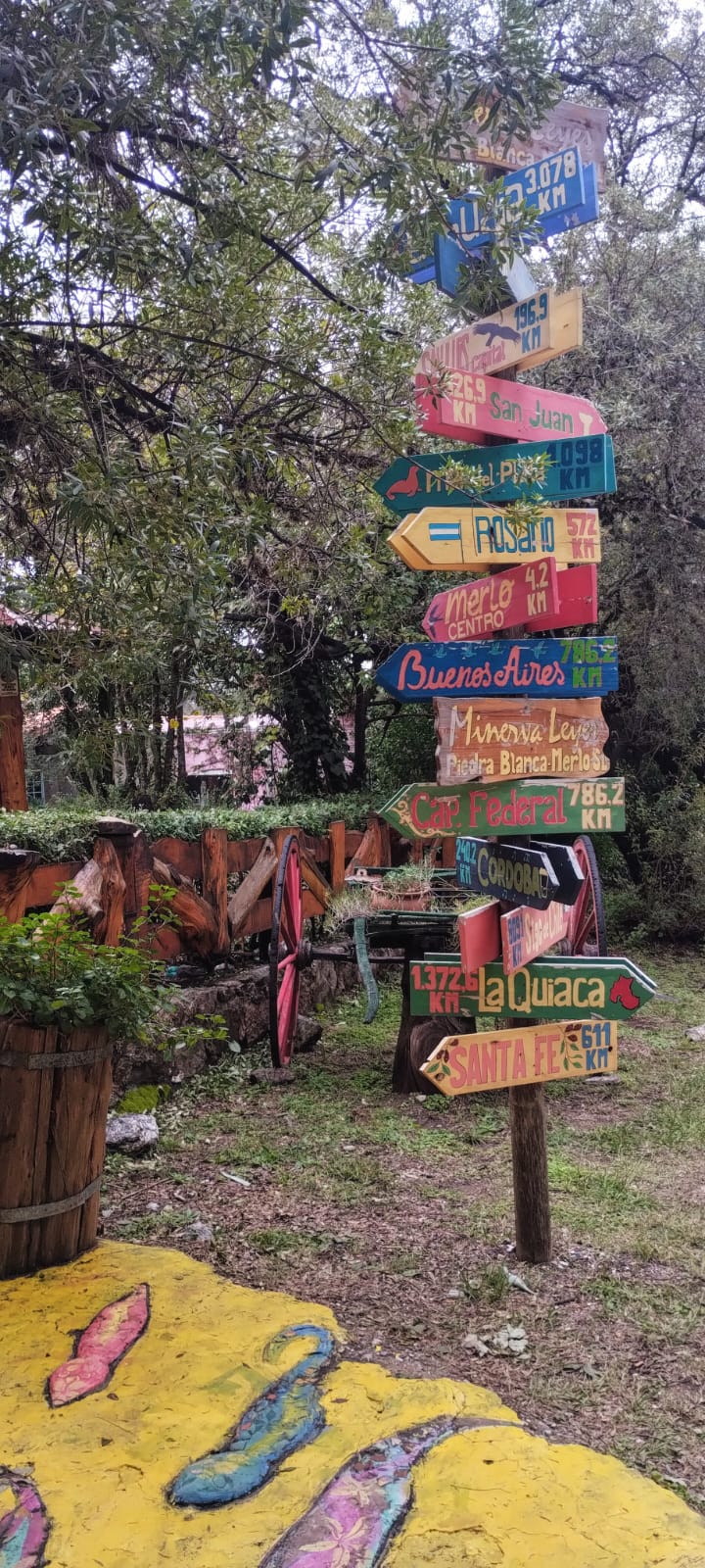 Carteles en paseo céntrico